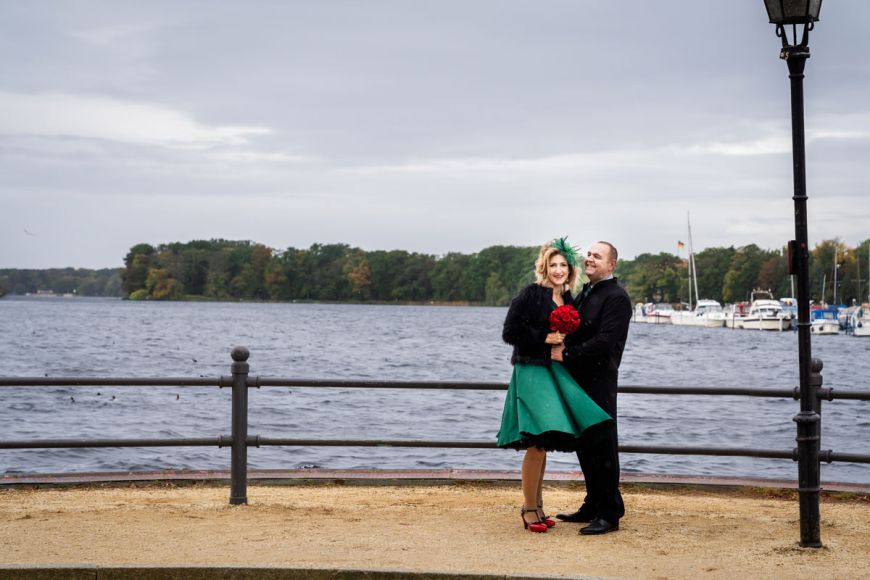 Frisch verheiratetes Paar posiert am Ufer der Havel nach der Hochzeit.